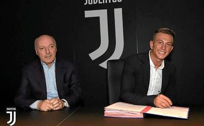 Bernasdeschi firmando su contrato con la Juventus. Bernasdeschi firmando su contrato con la Juventus.