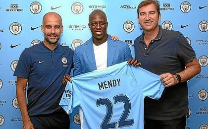 Guardiola, junto a Mendy, su nuevo fichaje. Guardiola, junto a Mendy, su nuevo fichaje.