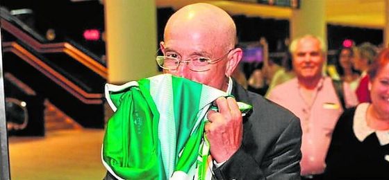 Serra Ferrer besa una camiseta del Betis al llegar a Sevilla. Serra Ferrer besa una camiseta del Betis al llegar a Sevilla.