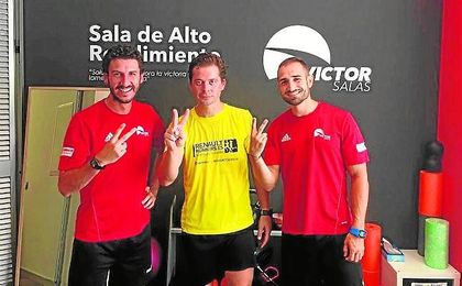 Víctor Salas, con el logo de su empresa a la espalda. Víctor Salas, con el logo de su empresa a la espalda.
