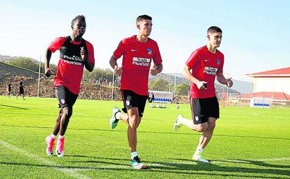 Amath, a la izquierda, durante una sesión con el Atlético. Amath, a la izquierda, durante una sesión con el Atlético.
