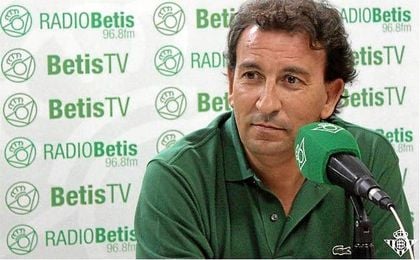 Catalán, vicepresidente del Betis, atendió a la radio oficial del club. Catalán, vicepresidente del Betis, atendió a la radio oficial del club.