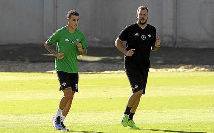 Tello, realizando carrera continua junto a un recuperador verdiblanco. Tello, realizando carrera continua junto a un recuperador verdiblanco.