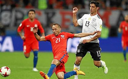 El centrocampista chileno disputó la final de la última Copa Confederaciones. El centrocampista chileno disputó la final de la última Copa Confederaciones.