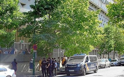 A las 18:00 horas, tres furgones de Policía estaban en el Benito Villamarín. A las 18:00 horas, tres furgones de Policía estaban en el Benito Villamarín.