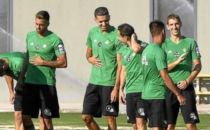 En el centro de la imagen, Feddal y Guardado, los dos fichajes que elevan la nómina de zurdos por ahora. En el centro de la imagen, Feddal y Guardado, los dos fichajes que elevan la nómina de zurdos por ahora.