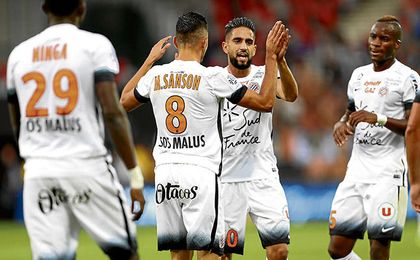 Boudebouz, felicitado por Sanson. Boudebouz, felicitado por Sanson.