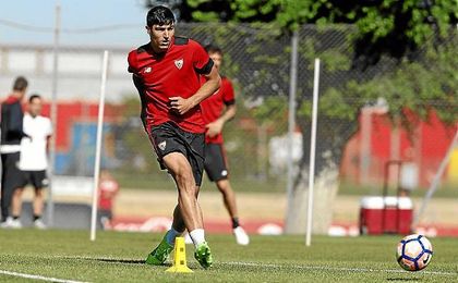 Diego González, en un entrenamiento con el Sevilla. Diego González, en un entrenamiento con el Sevilla.