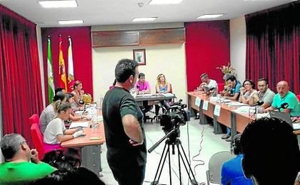 En la imagen, momento del pleno extraordinario celebrado ayer en Gerena. En la imagen, momento del pleno extraordinario celebrado ayer en Gerena.