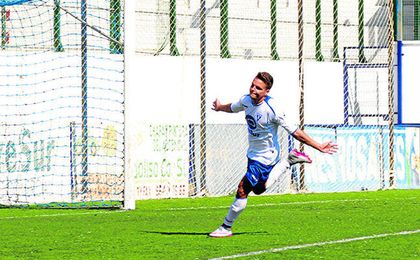 Dino celebra un gol en el Antonio Almendro anotado con el Castilleja en la 15/16. Dino celebra un gol en el Antonio Almendro anotado con el Castilleja en la 15/16.