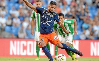 Boudebouz ejecuta un penalti contra el Betis ante la mirada de su compatriota Mandi. Boudebouz ejecuta un penalti contra el Betis ante la mirada de su compatriota Mandi.