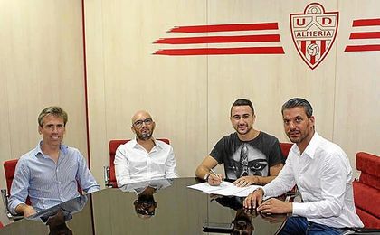 Oficial: Juan Muñoz, cedido al Almería Oficial: Juan Muñoz, cedido al Almería