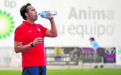 Miguel Ángel Montoya, entrenador del Utrera, se refresca durante el ´bolo´ jugado ante el Alcalá. Miguel Ángel Montoya, entrenador del Utrera, se refresca durante el ´bolo´ jugado ante el Alcalá.