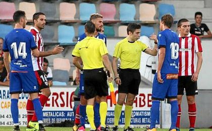 El árbitro deja el Athletic-Alavés por el comportamiento de los jugadores El árbitro deja el Athletic-Alavés por el comportamiento de los jugadores