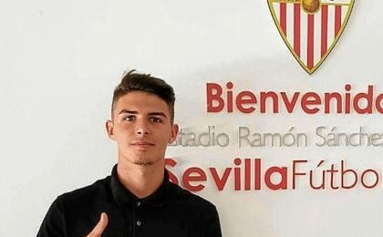 Gabriel posa en la sede del Sevilla. Gabriel posa en la sede del Sevilla.