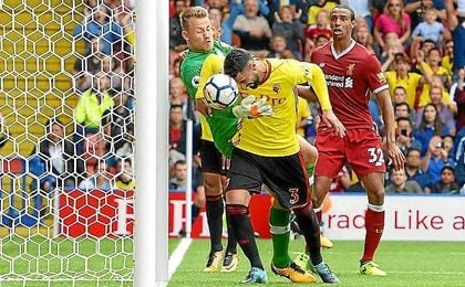 Britos cabecea el balón para hacer el 3-3 ante el Liverpool. Britos cabecea el balón para hacer el 3-3 ante el Liverpool.