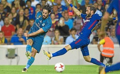 Isco lanza a puerta ante la presión de Aleix Vidal. Isco lanza a puerta ante la presión de Aleix Vidal.