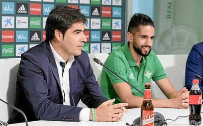 Haro, junto a Boudebouz en su presentación. Haro, junto a Boudebouz en su presentación.