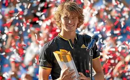 Zverev, sonriente con su trofeo en las manos. Zverev, sonriente con su trofeo en las manos.