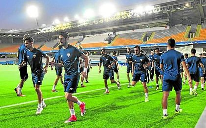 El nuevo Sevilla se ejercitó en la tarde de ayer en el escenario del partido, el estadio Fatih Terim. El nuevo Sevilla se ejercitó en la tarde de ayer en el escenario del partido, el estadio Fatih Terim.