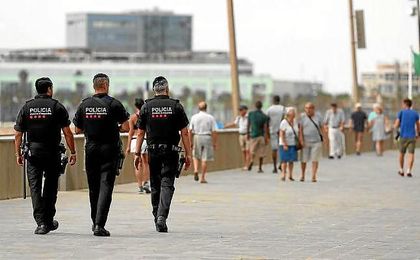Agentes de los Mossos patrullan por el paseo marítimo de Barcelona. Agentes de los Mossos patrullan por el paseo marítimo de Barcelona.