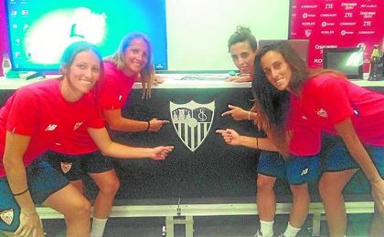 Pamela y Alicia por la izquierda, y Maite y Nagore por la derecha, posan para ESTADIO señalando el escudo del Sevilla Fútbol Club. Pamela y Alicia por la izquierda, y Maite y Nagore por la derecha, posan para ESTADIO señalando el escudo del Sevilla Fútbol Club.