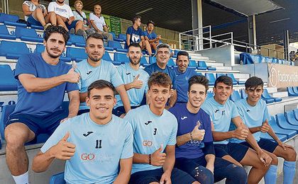 Algunos de los futbolistas alcalareños, junto al técnico Selu, posan en el Ciudad de Alcalá. Algunos de los futbolistas alcalareños, junto al técnico Selu, posan en el Ciudad de Alcalá.