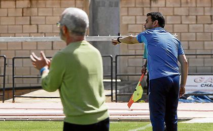 Eusebio Navarro, en primer término, y Dioni Arroyo, al fondo, seguirán en División de Honor. Eusebio Navarro, en primer término, y Dioni Arroyo, al fondo, seguirán en División de Honor.