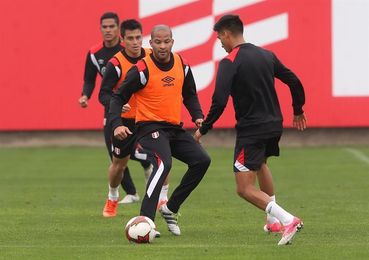 Carlos Cáceda se ilusiona con posibilidad de ser titular en Perú Carlos Cáceda se ilusiona con posibilidad de ser titular en Perú