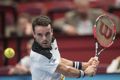 Bautista vence a Dzumbur y mantiene el título en poder del tenis español Bautista vence a Dzumbur y mantiene el título en poder del tenis español