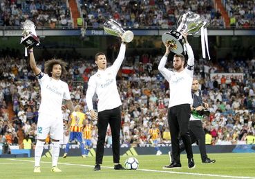 El Real Madrid recibió el trofeo de campeón de la pasada Liga El Real Madrid recibió el trofeo de campeón de la pasada Liga