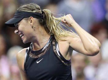 Regreso triunfal de Sharapova que elimina a Halep; ganan Muguruza y Suárez Regreso triunfal de Sharapova que elimina a Halep; ganan Muguruza y Suárez