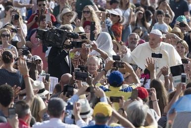 El papa saludó al equipo de fútbol brasileño del Chapecoense El papa saludó al equipo de fútbol brasileño del Chapecoense