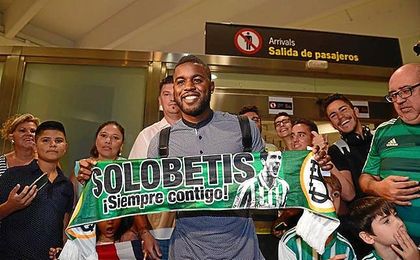 Campbell, posando con una bufanda del Betis en el aeropuerto de San Pablo. Campbell, posando con una bufanda del Betis en el aeropuerto de San Pablo.
