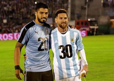 Suárez y Messi posan en la cancha con un mensaje de apoyo al Mundial 2030 Suárez y Messi posan en la cancha con un mensaje de apoyo al Mundial 2030