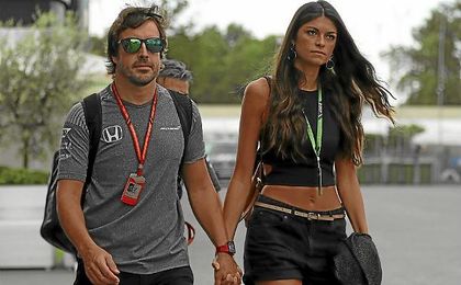 Alonso, junto a su pareja en el Gran Premio de Italia. Alonso, junto a su pareja en el Gran Premio de Italia.