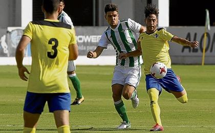 Ezequiel Lamarca, que a los 22 años se rompió el ligamento cruzado anterior, lesión que superó, tiene como referentes en el fútbol profesional al exbético Rubén Castro y al madridista Karim Benzema. Ezequiel Lamarca, que a los 22 años se rompió el ligamento cruzado anterior, lesión que superó, tiene como referentes en el fútbol profesional al exbético Rubén Castro y al madridista Karim Benzema.