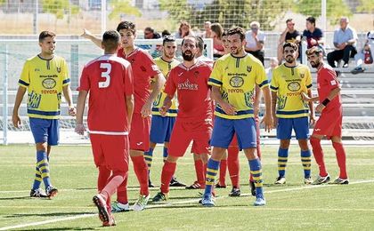 Los rojillos se disponen a defender una jugada ensayada. Los rojillos se disponen a defender una jugada ensayada.