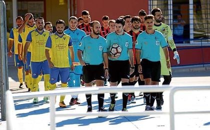 Trío arbitral, La Jara y Triana saltan al terreno de juego. Trío arbitral, La Jara y Triana saltan al terreno de juego.