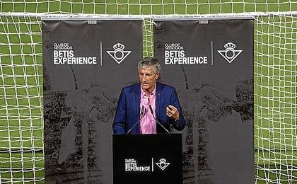 Quique Setién, en su intervención en el acto de Betis Experience. Quique Setién, en su intervención en el acto de Betis Experience.