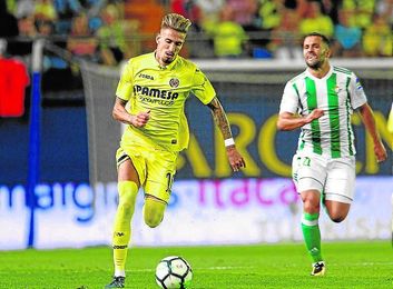 Durmisi sufre para alcanzar a Castillejo durante el encuentro del pasado domingo en Villarreal. Durmisi sufre para alcanzar a Castillejo durante el encuentro del pasado domingo en Villarreal.