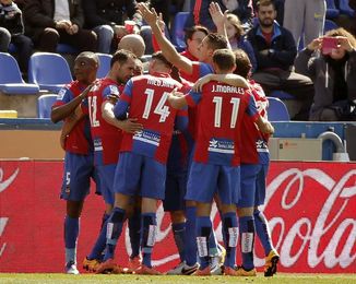 El Levante prepara un recibimiento al equipo con 19.000 banderas en el Ciutat El Levante prepara un recibimiento al equipo con 19.000 banderas en el Ciutat