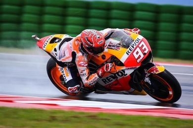 Marc Márquez domina la primera tanda en MotoGP, disputada bajo la lluvia y con Rossi Marc Márquez domina la primera tanda en MotoGP, disputada bajo la lluvia y con Rossi