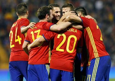 Los abonados del Hércules forman colas para retirar entradas del España-Albania Los abonados del Hércules forman colas para retirar entradas del España-Albania
