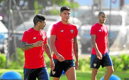 Banega sonríe junto al ´Tucu Correa´, protagonista en el triunfo ante el Maribor por una jugada personal en el 1-0. Banega sonríe junto al ´Tucu Correa´, protagonista en el triunfo ante el Maribor por una jugada personal en el 1-0.