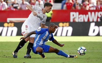 Lenglet, en la imagen ante Rolan durante el choque ante el Málaga. Lenglet, en la imagen ante Rolan durante el choque ante el Málaga.