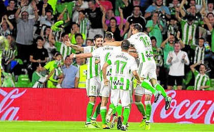 Antonio Barragán, Joaquín Sánchez y Andrés Guardado flanquean a Fabián Ruiz. Antonio Barragán, Joaquín Sánchez y Andrés Guardado flanquean a Fabián Ruiz.