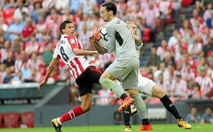 Sergio Rico atrapa el balón en una jugada del partido. Sergio Rico atrapa el balón en una jugada del partido.
