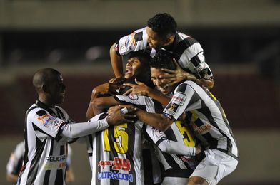 Tauro F.C. y Árabe Unido están firmes hacia las semifinales del fútbol en Panamá Tauro F.C. y Árabe Unido están firmes hacia las semifinales del fútbol en Panamá