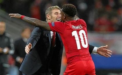 Massimo Carrera abraza a Promes. Massimo Carrera abraza a Promes.